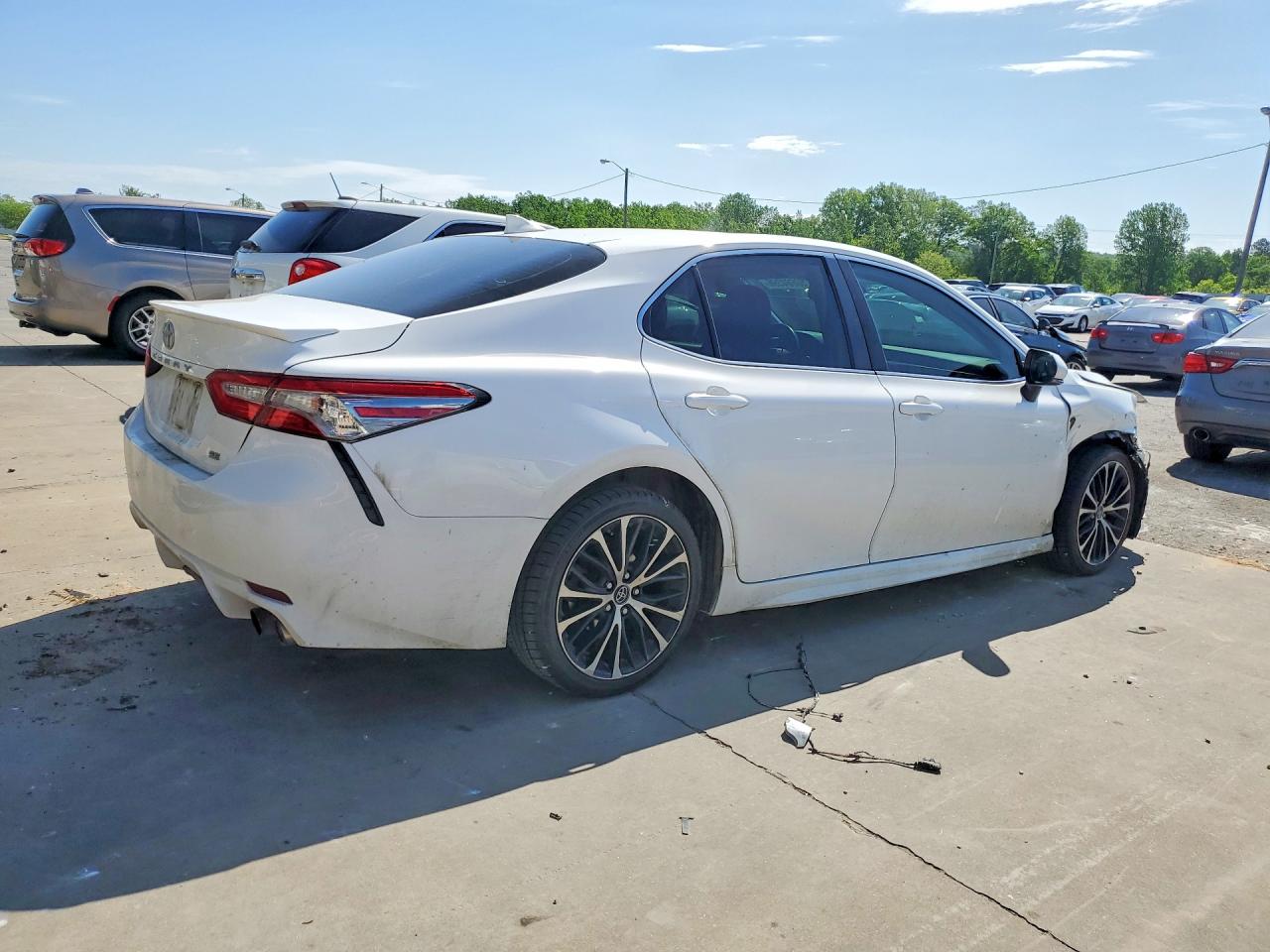 2019 TOYOTA CAMRY SE photo 5