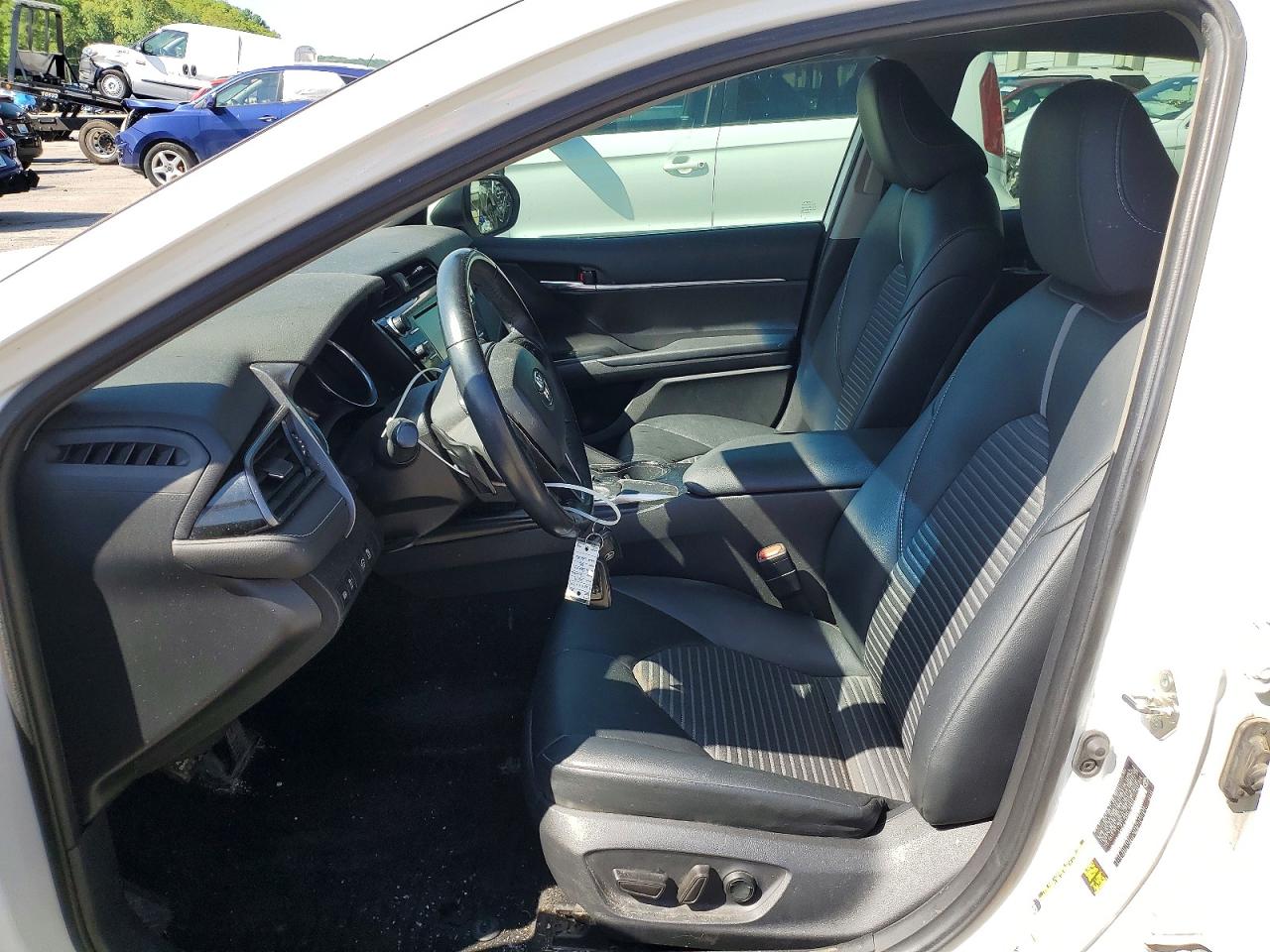 2019 TOYOTA CAMRY SE photo 13