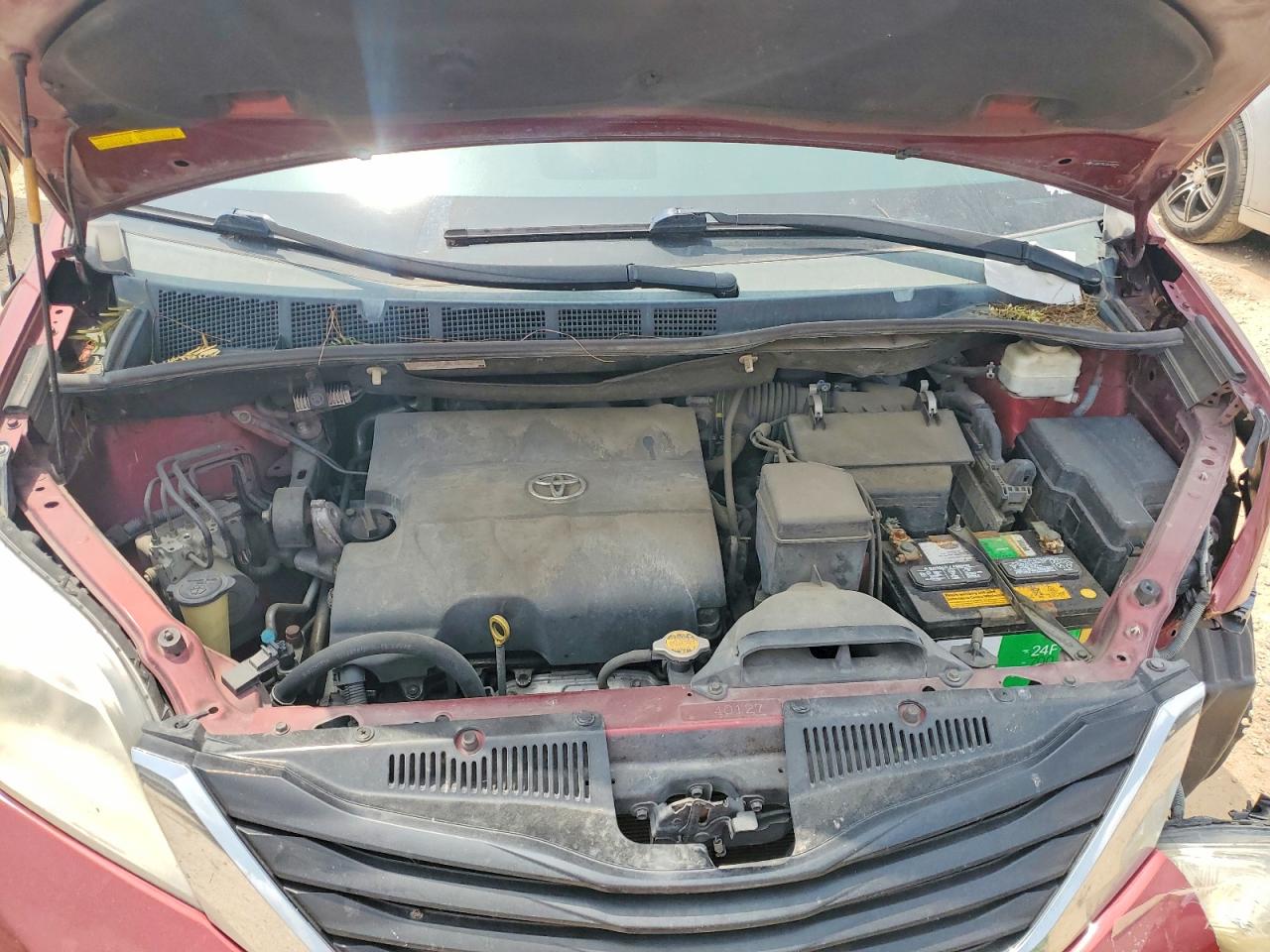 2013 TOYOTA SIENNA LE photo 23