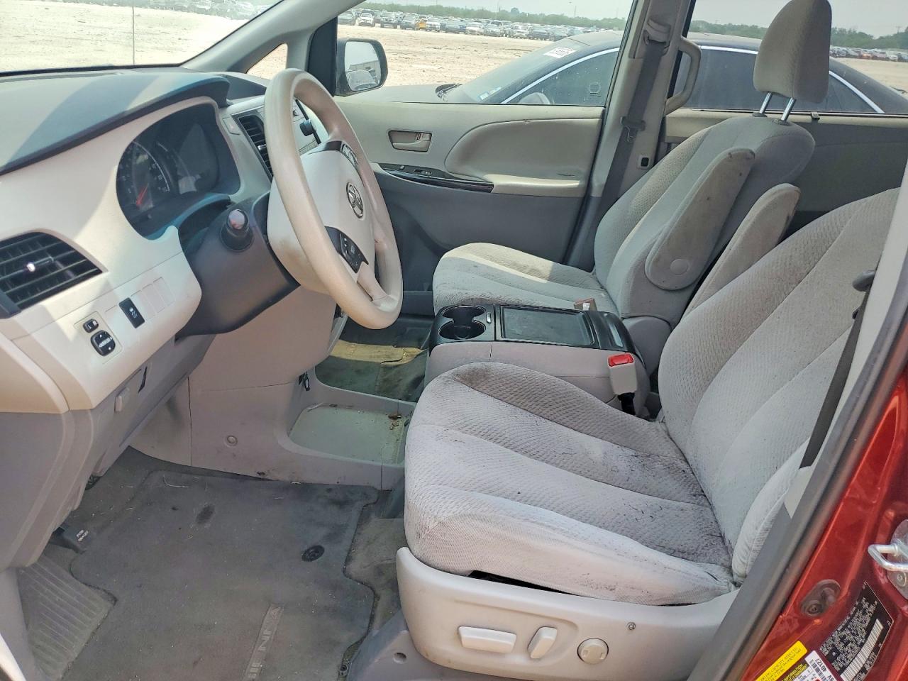 2013 TOYOTA SIENNA LE photo 13