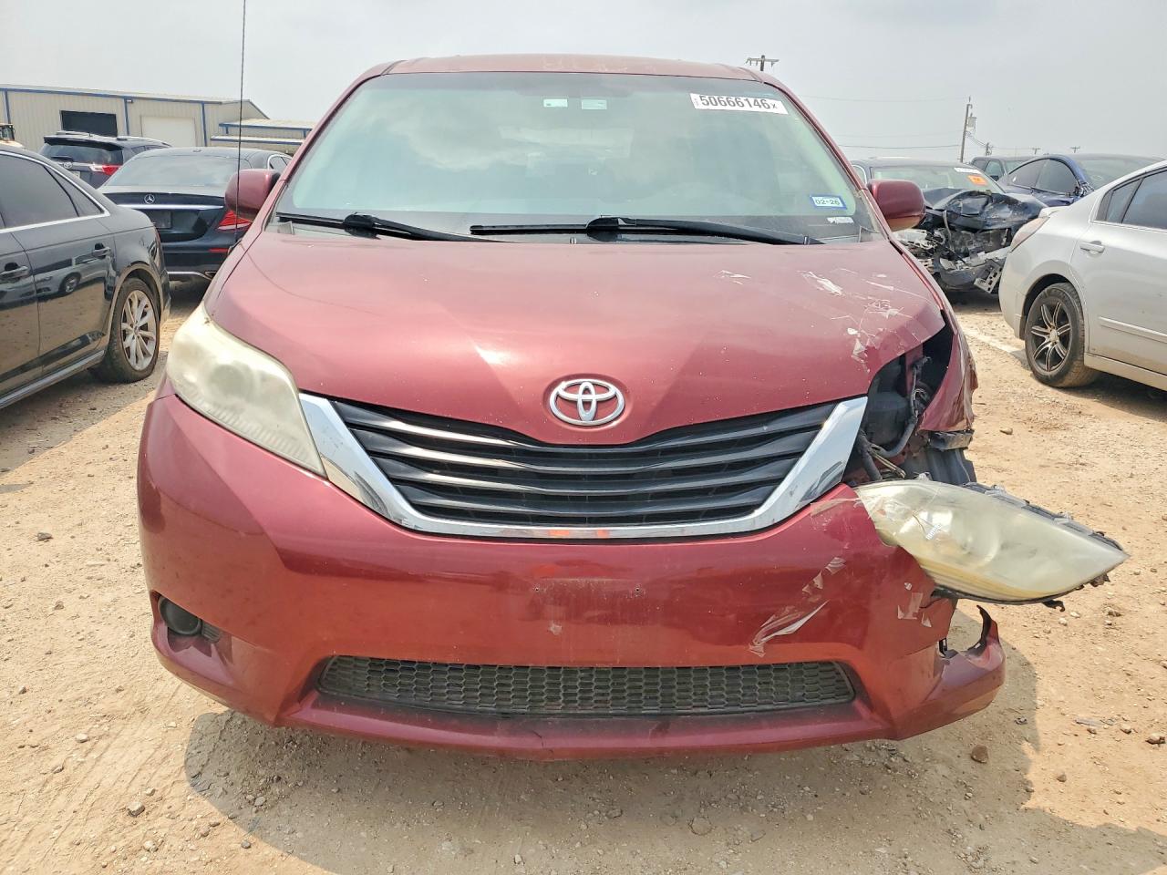 2013 TOYOTA SIENNA LE photo 9