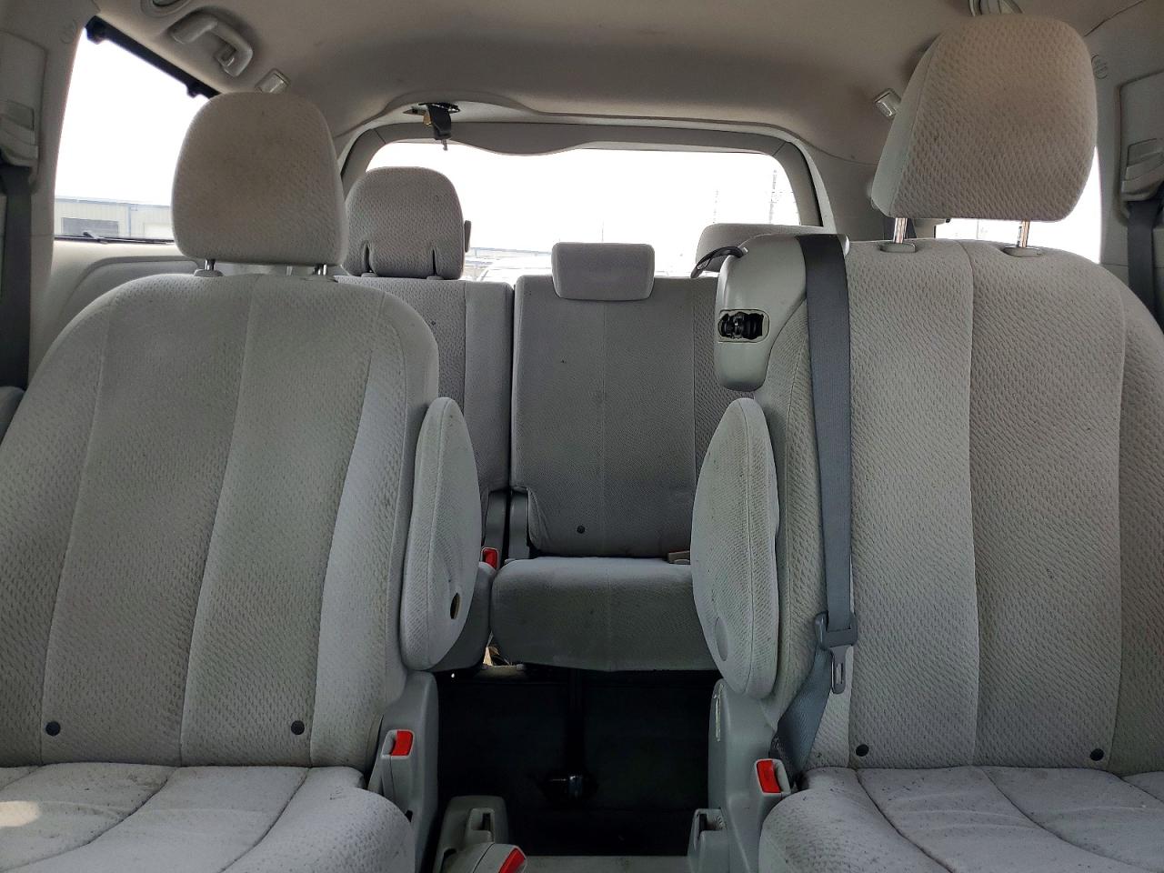 2013 TOYOTA SIENNA LE photo 19