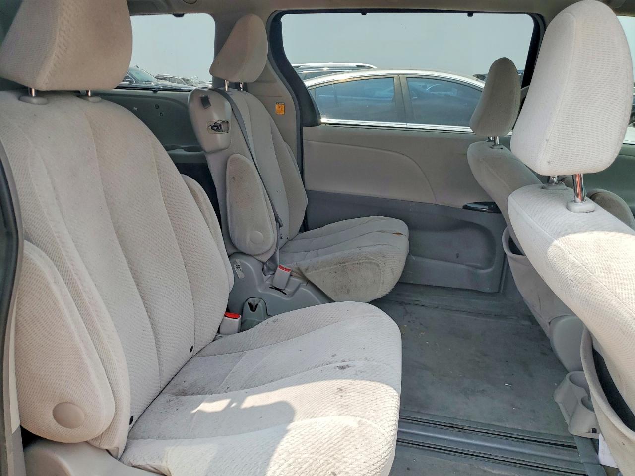 2013 TOYOTA SIENNA LE photo 21