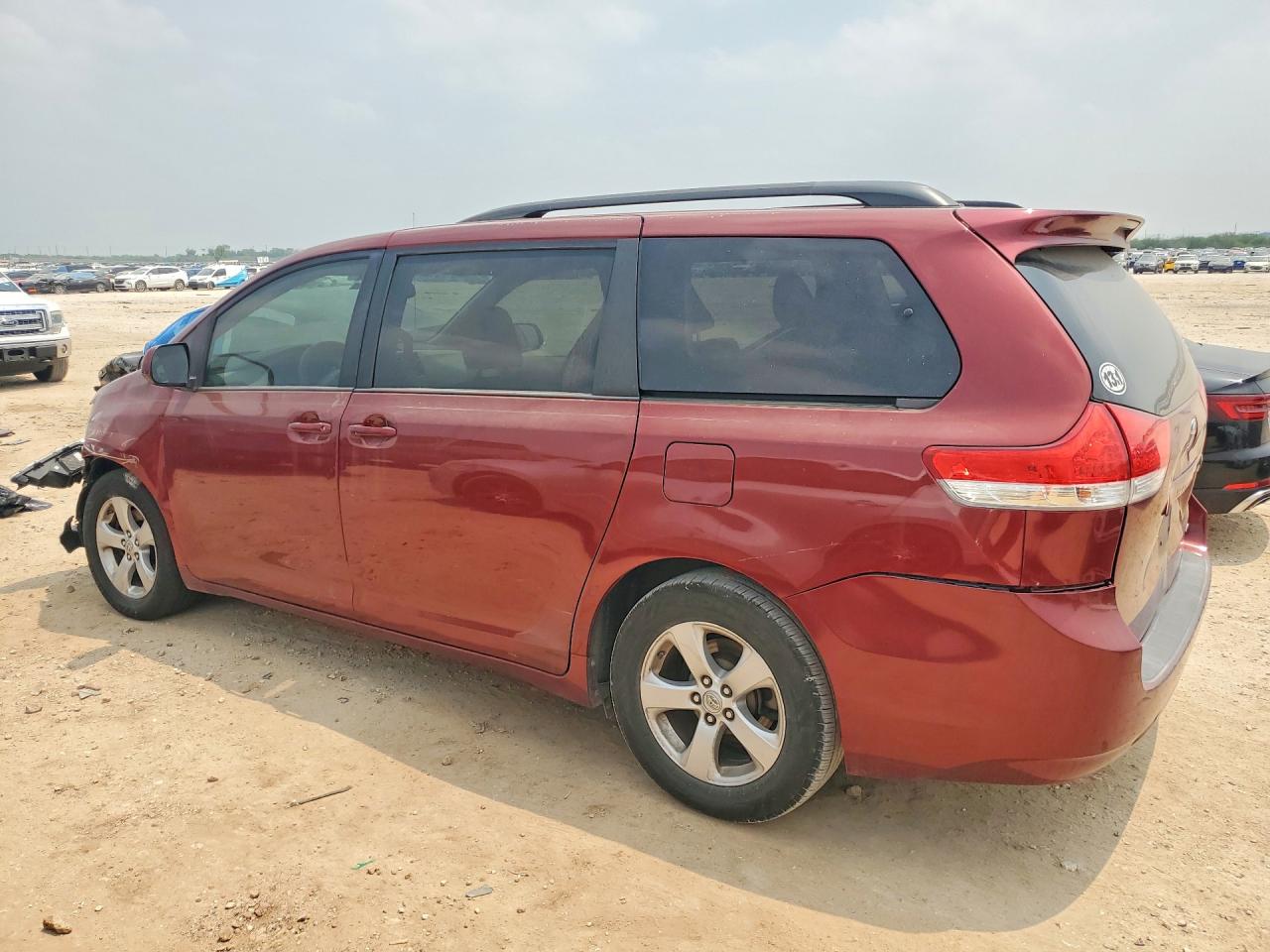 2013 TOYOTA SIENNA LE photo 3