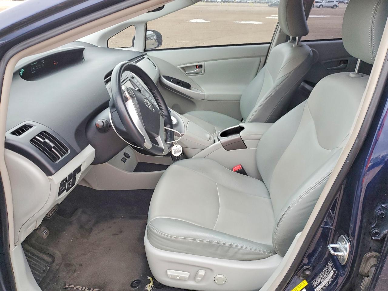 2013 TOYOTA PRIUS FOUR photo 19