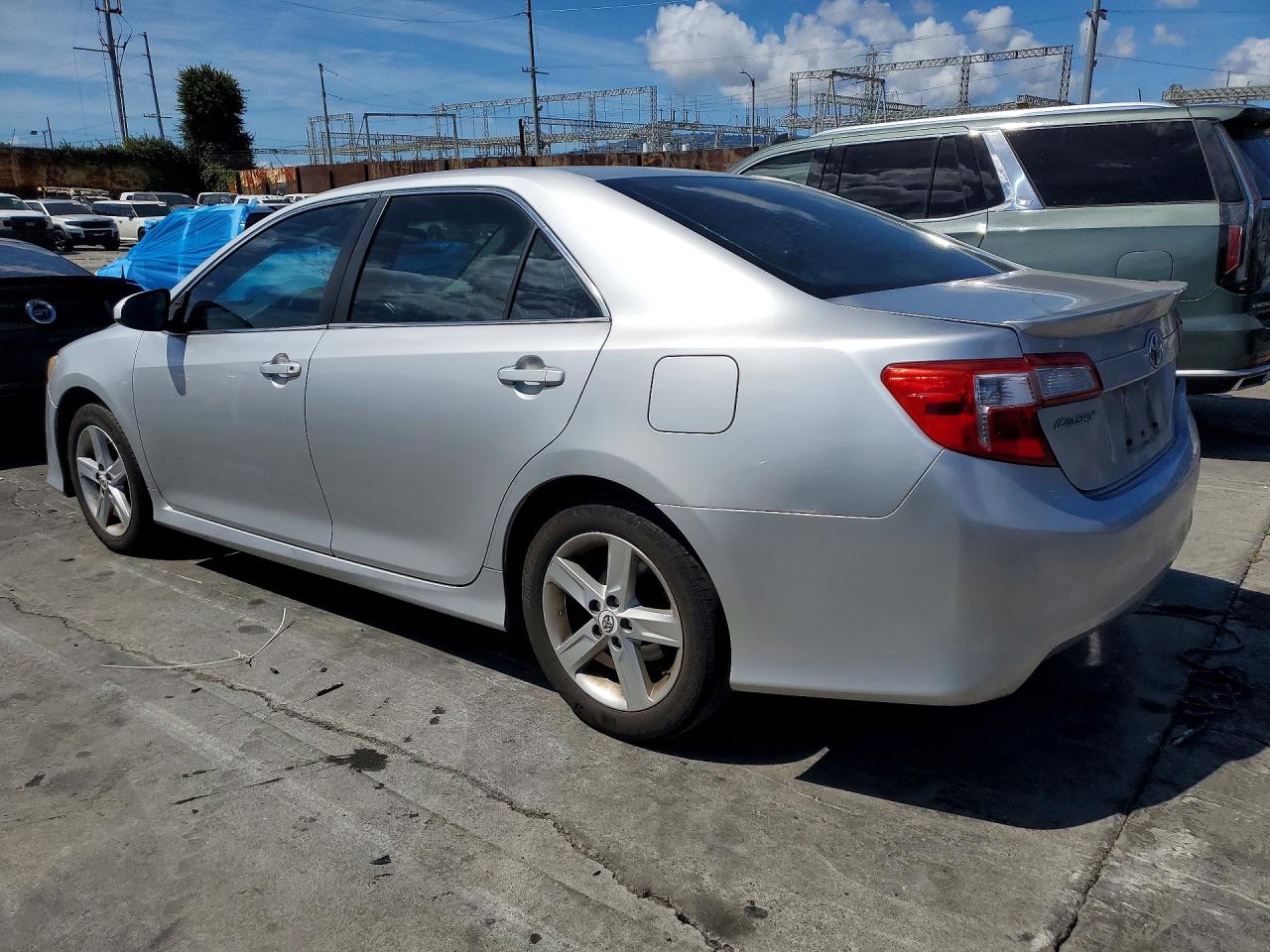 2012 TOYOTA CAMRY SE photo 2