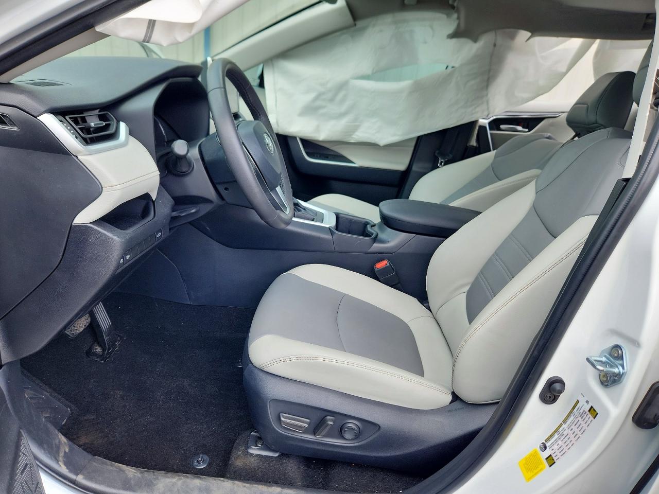 2025 TOYOTA RAV4 XLE PREMIUM photo 13