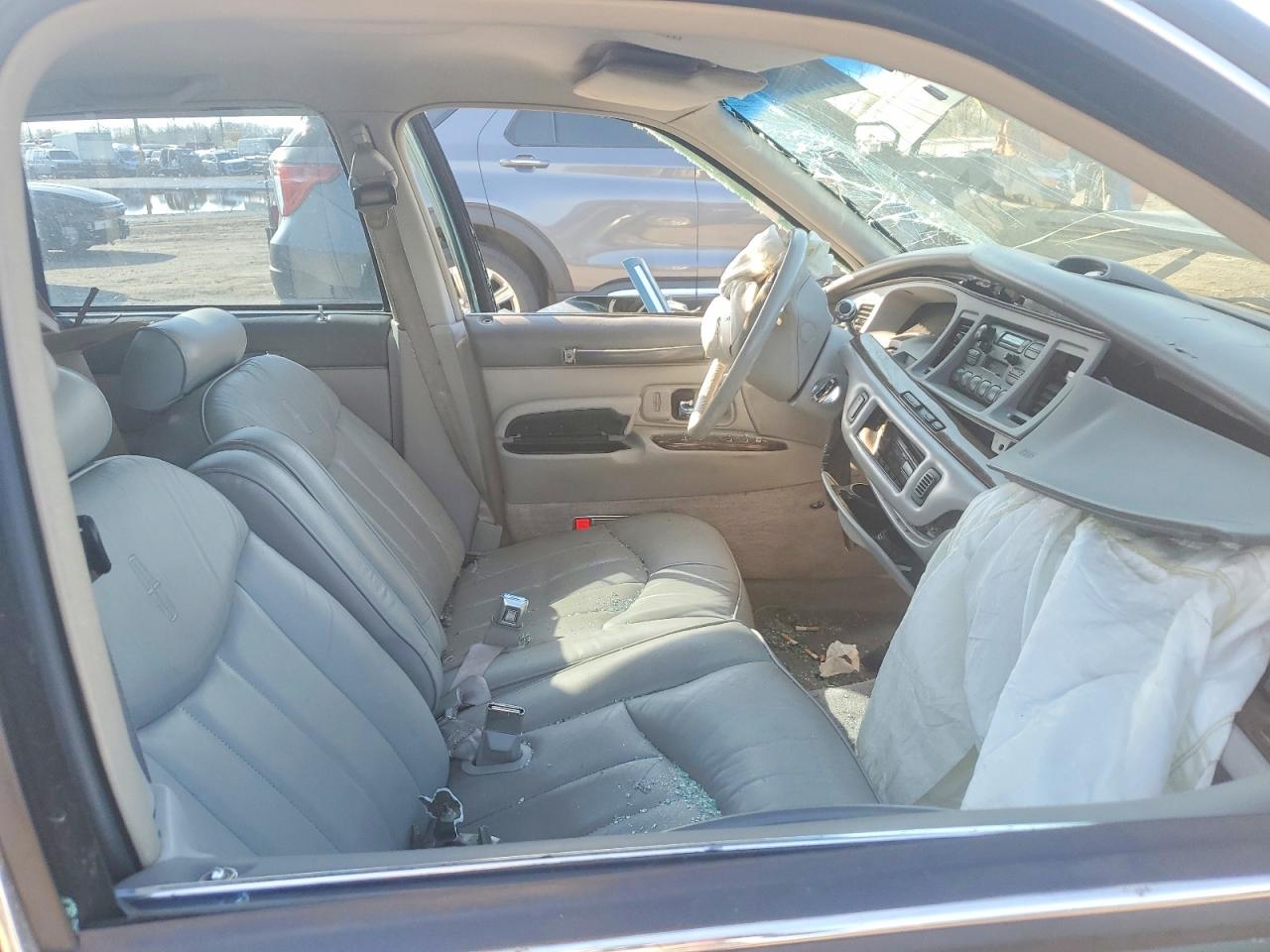 1996 LINCOLN TOWN CAR EXECUTIVE photo 13