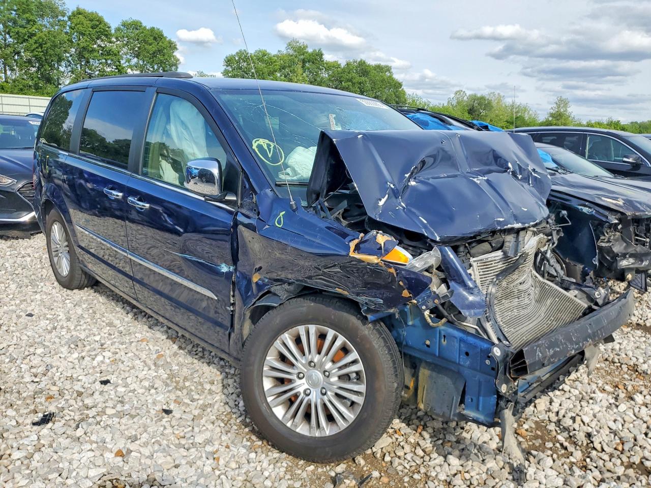 2015 CHRYSLER TOWN & COUNTRY TOURING L photo 4