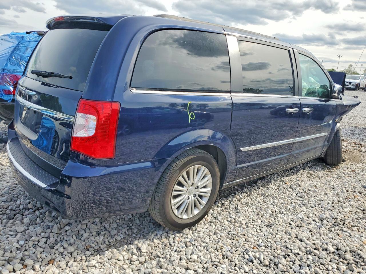 2015 CHRYSLER TOWN & COUNTRY TOURING L photo 3