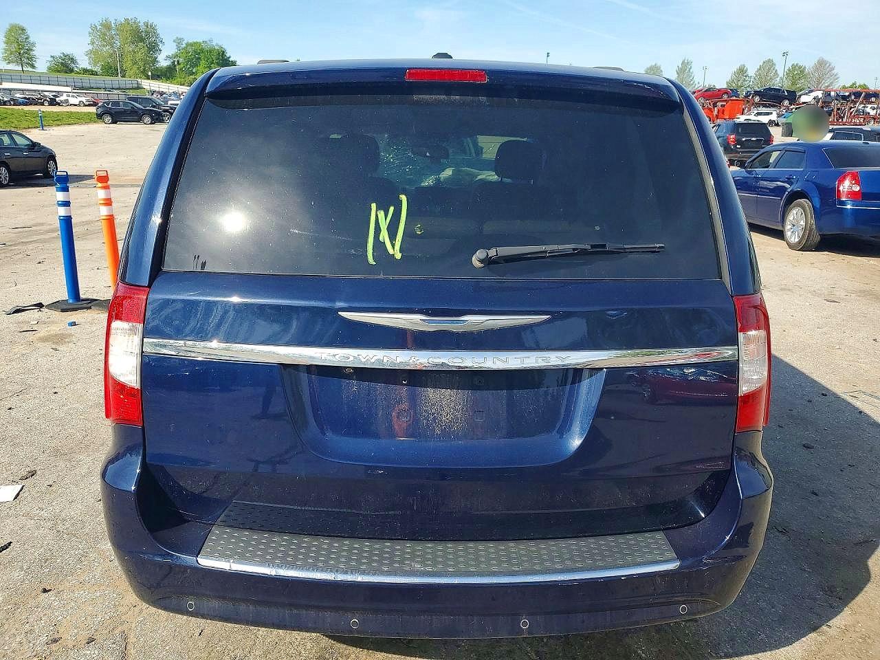 2015 CHRYSLER TOWN & COUNTRY TOURING L photo 6