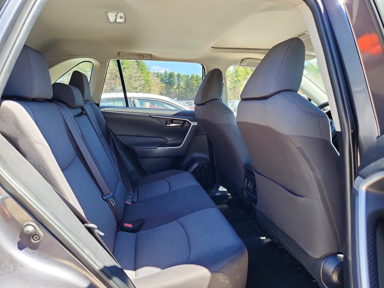2019 TOYOTA RAV4 XLE photo 31