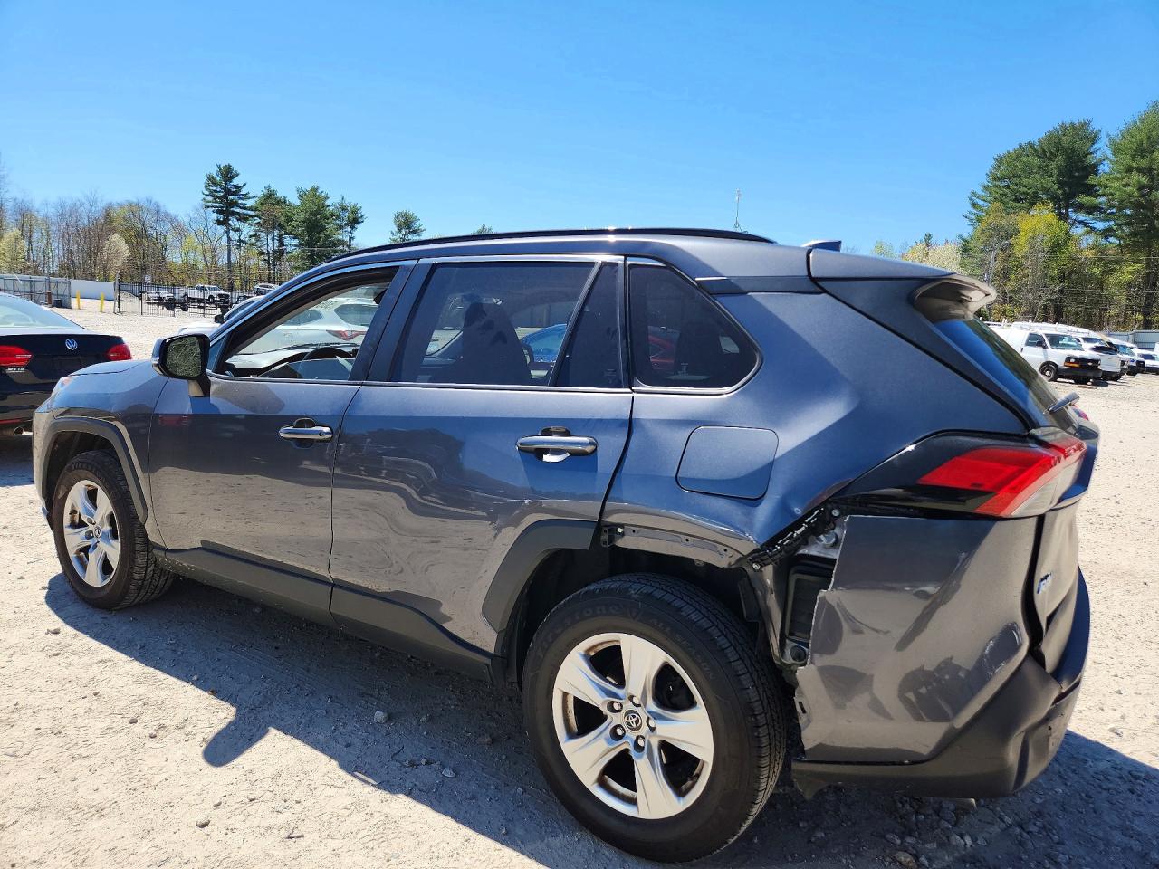 2019 TOYOTA RAV4 XLE photo 4