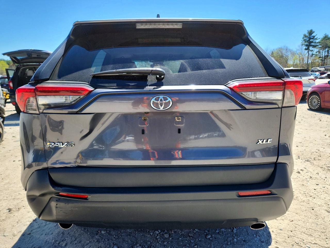 2019 TOYOTA RAV4 XLE photo 16