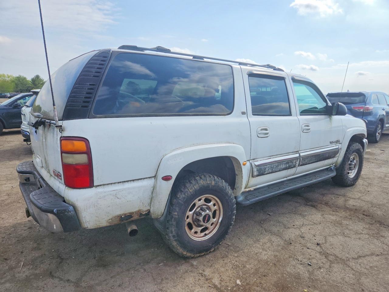 2003 GMC YUKON XL K2500 photo 3
