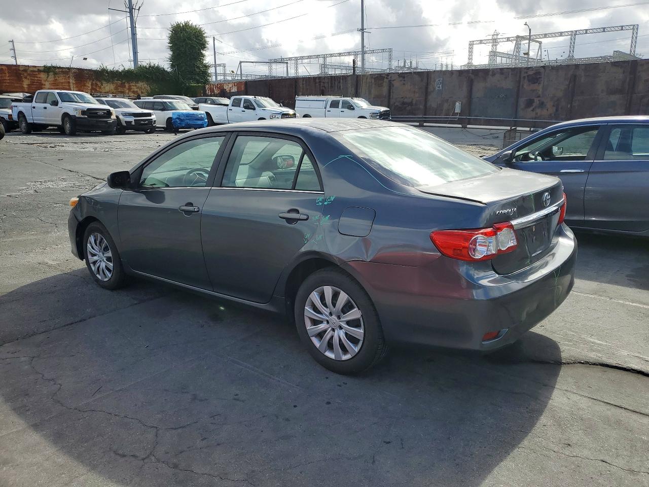 2013 TOYOTA COROLLA LE photo 4