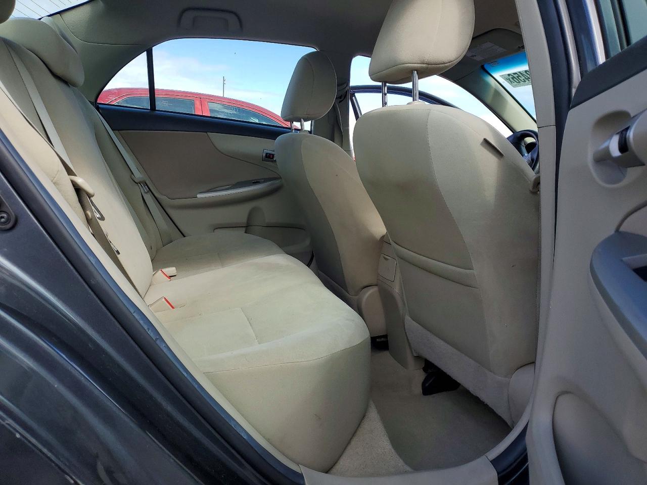 2013 TOYOTA COROLLA LE photo 28