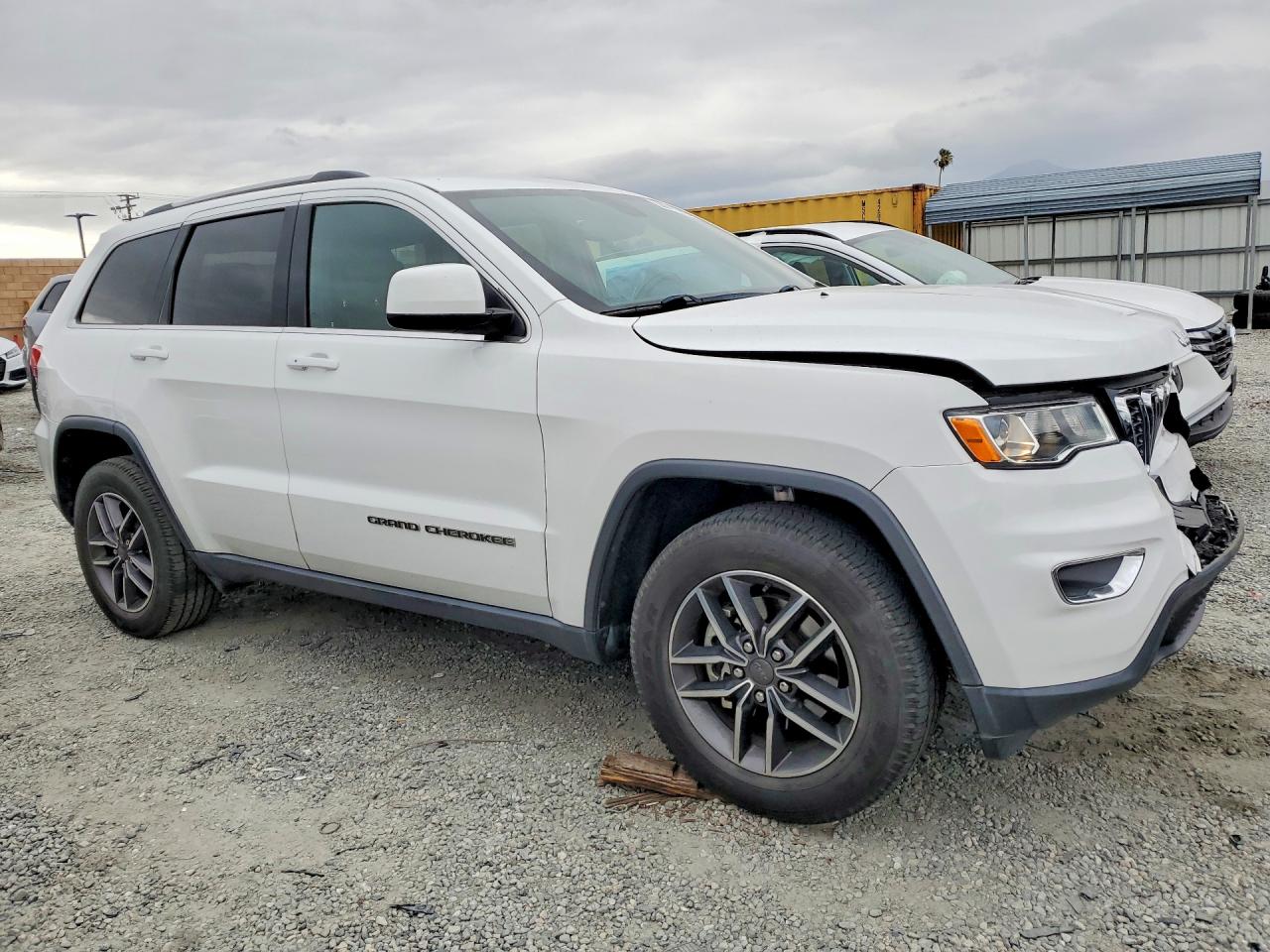 2019 JEEP GRAND CHEROKEE LAREDO photo 4