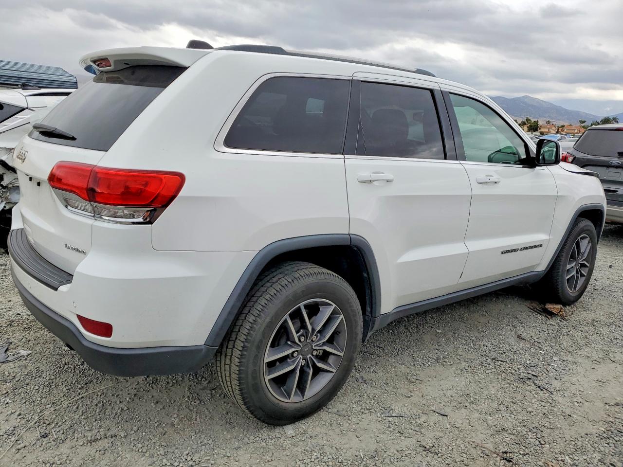 2019 JEEP GRAND CHEROKEE LAREDO photo 3