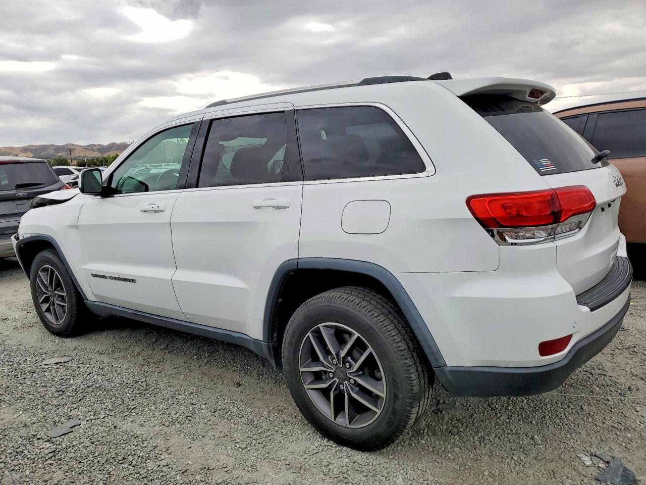 2019 JEEP GRAND CHEROKEE LAREDO photo 2