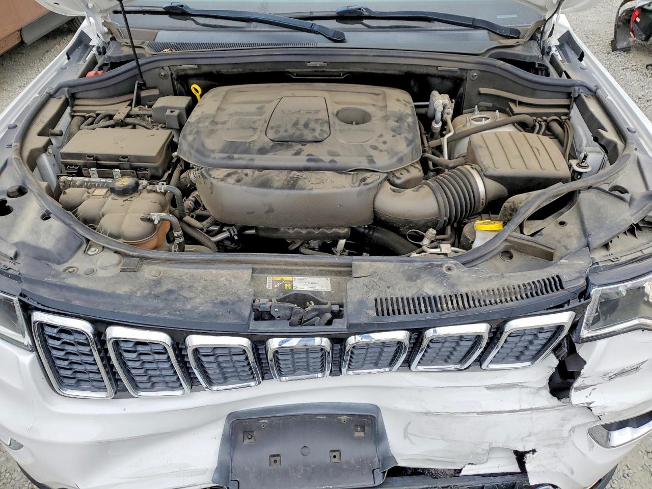 2019 JEEP GRAND CHEROKEE LAREDO photo 12