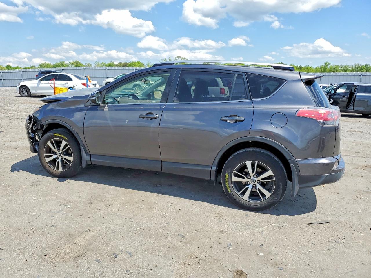 2017 TOYOTA RAV4 XLE photo 4