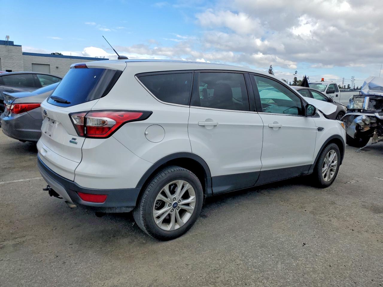 2017 FORD ESCAPE SE photo 5