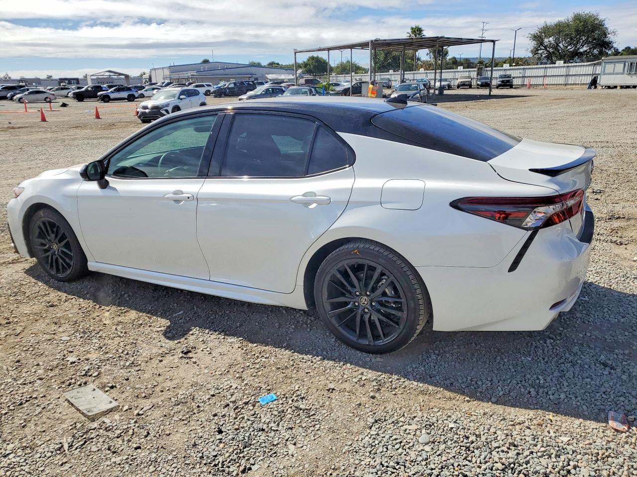 2022 TOYOTA CAMRY XSE photo 2