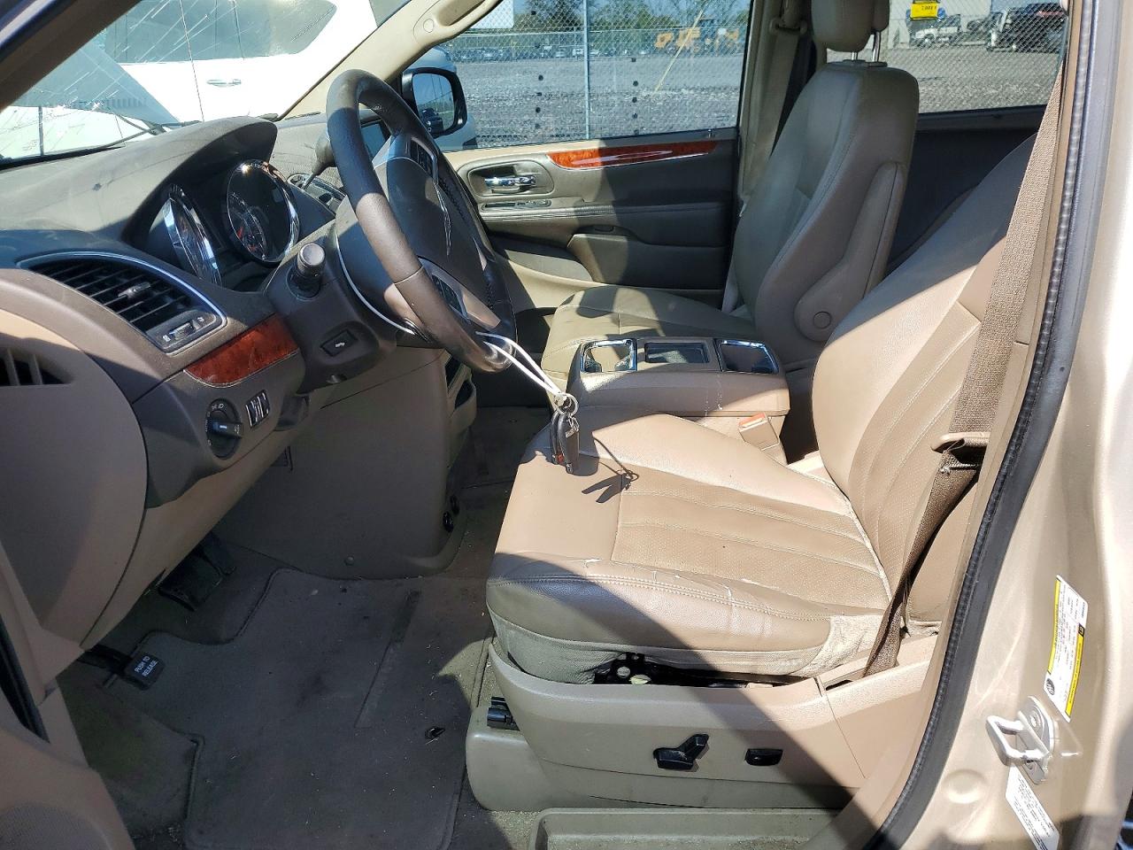 2013 CHRYSLER TOWN & COUNTRY TOURING L photo 13