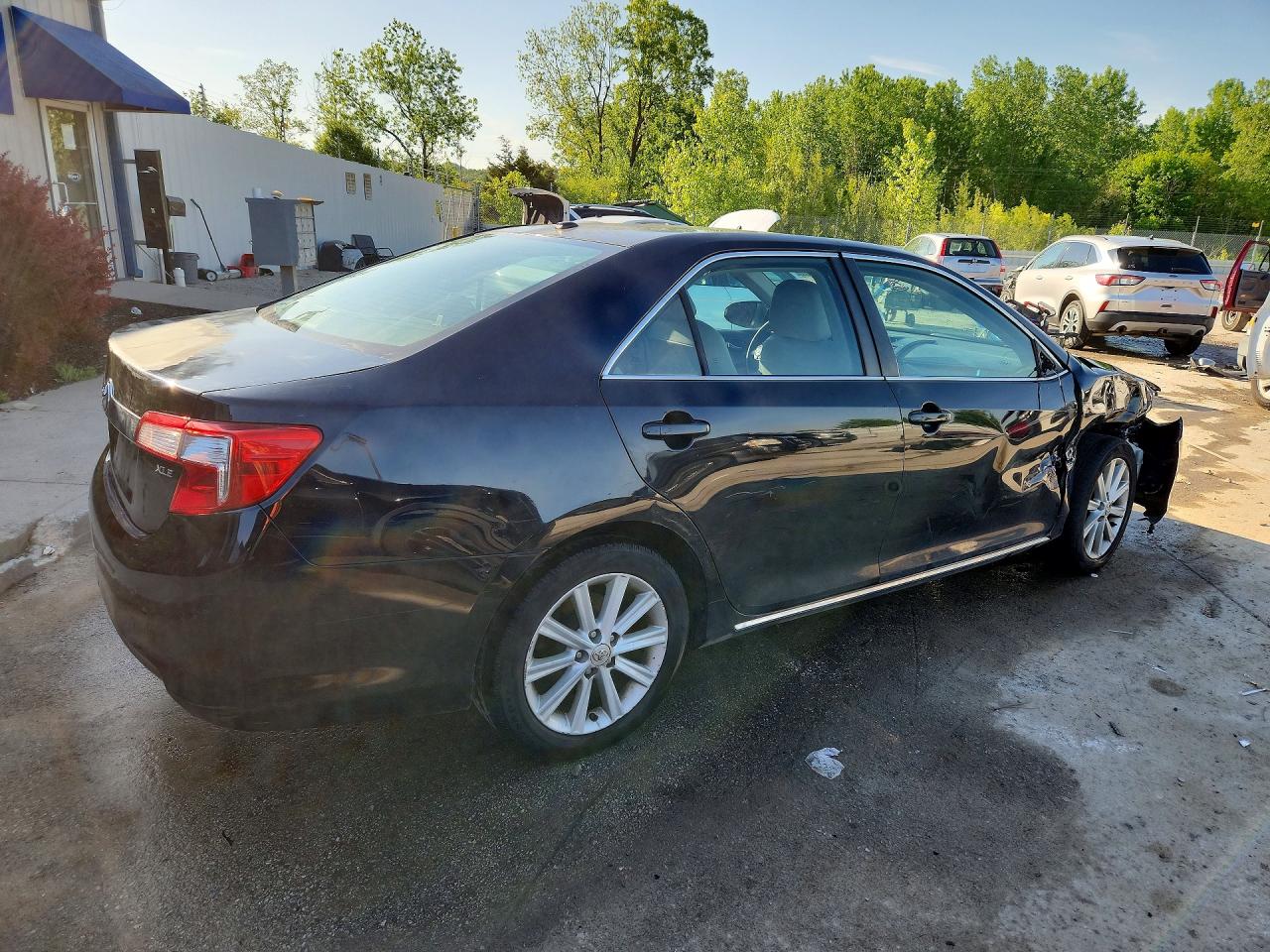 2012 TOYOTA CAMRY XLE photo 3