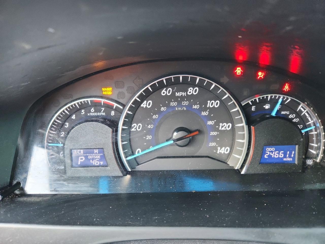 2012 TOYOTA CAMRY XLE photo 9