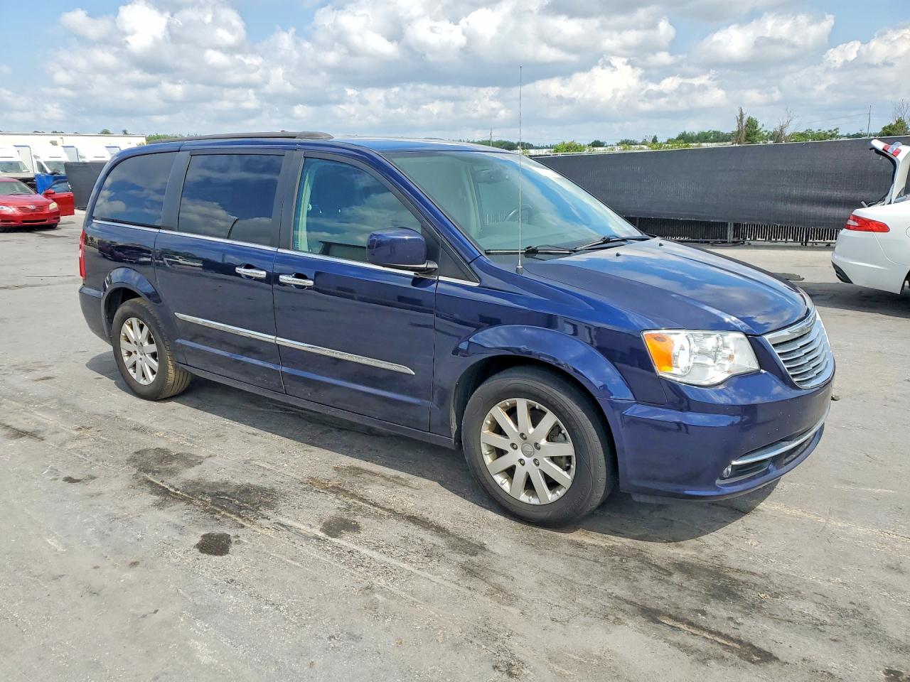 2015 CHRYSLER TOWN & COUNTRY TOURING photo 4