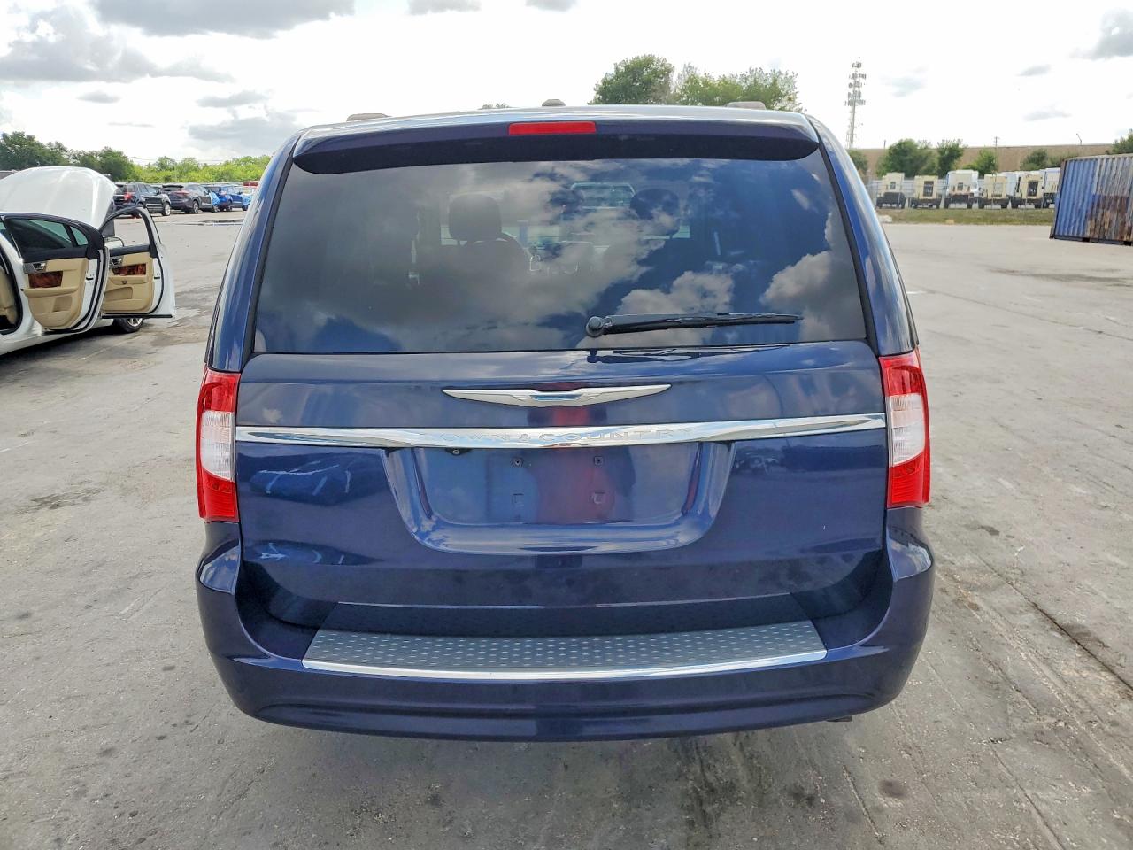 2015 CHRYSLER TOWN & COUNTRY TOURING photo 6
