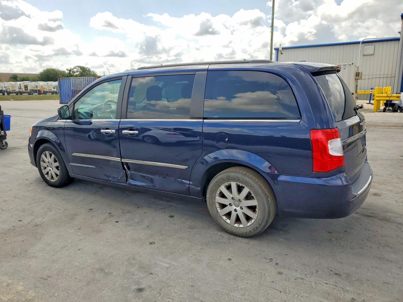 2015 CHRYSLER TOWN & COUNTRY TOURING photo 2
