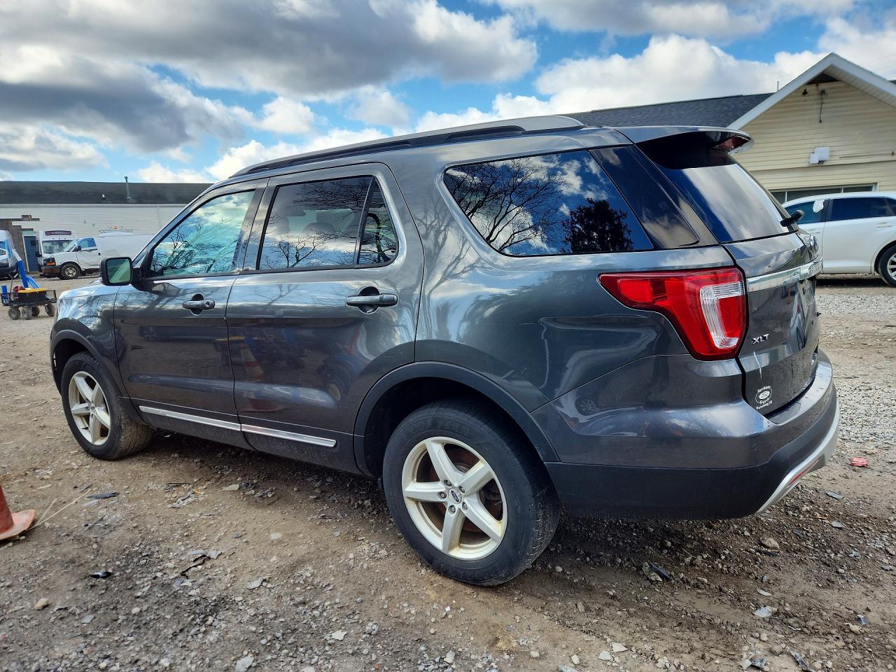 2017 FORD EXPLORER XLT photo 3