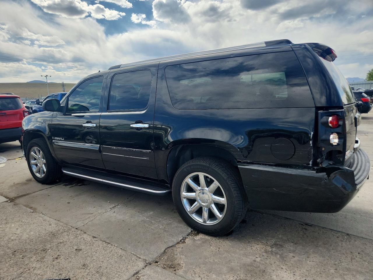 2007 GMC YUKON XL DENALI photo 2