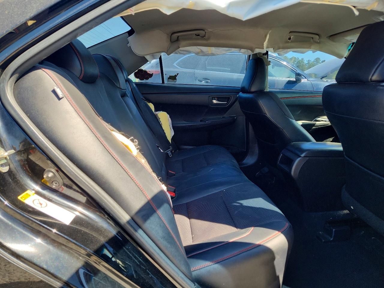 2017 TOYOTA CAMRY SE photo 19