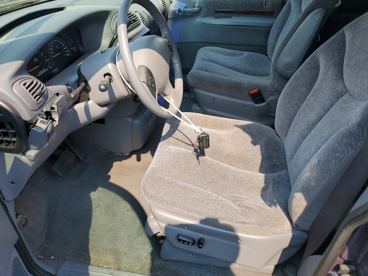 1998 CHRYSLER TOWN & COUNTRY LX photo 19