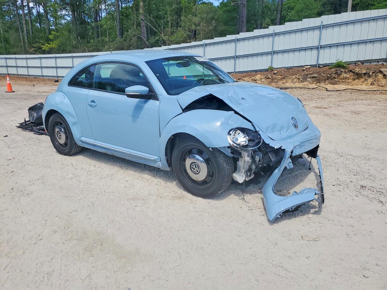 2013 VOLKSWAGEN BEETLE photo 4