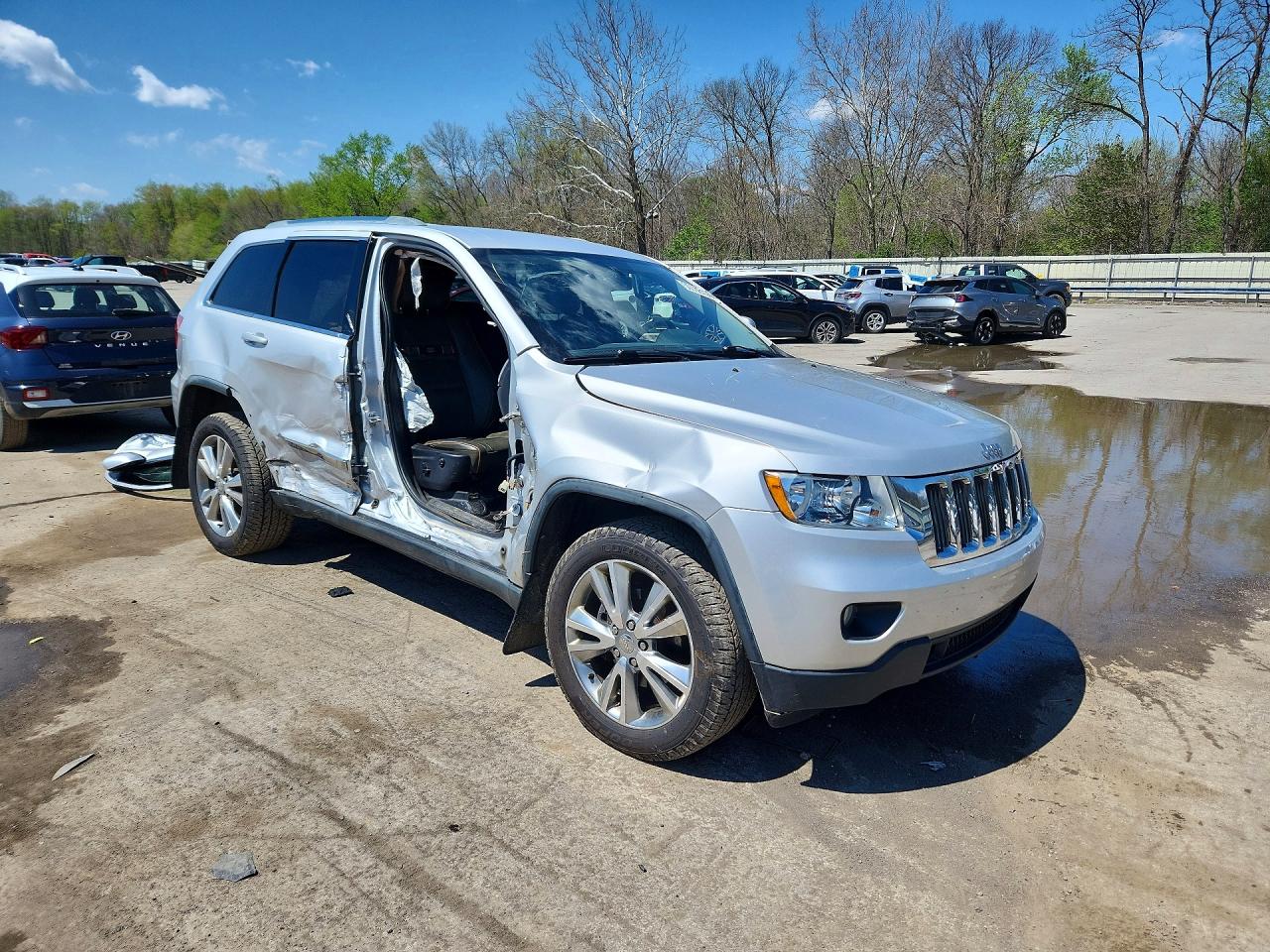2011 JEEP GRAND CHEROKEE LAREDO photo 4