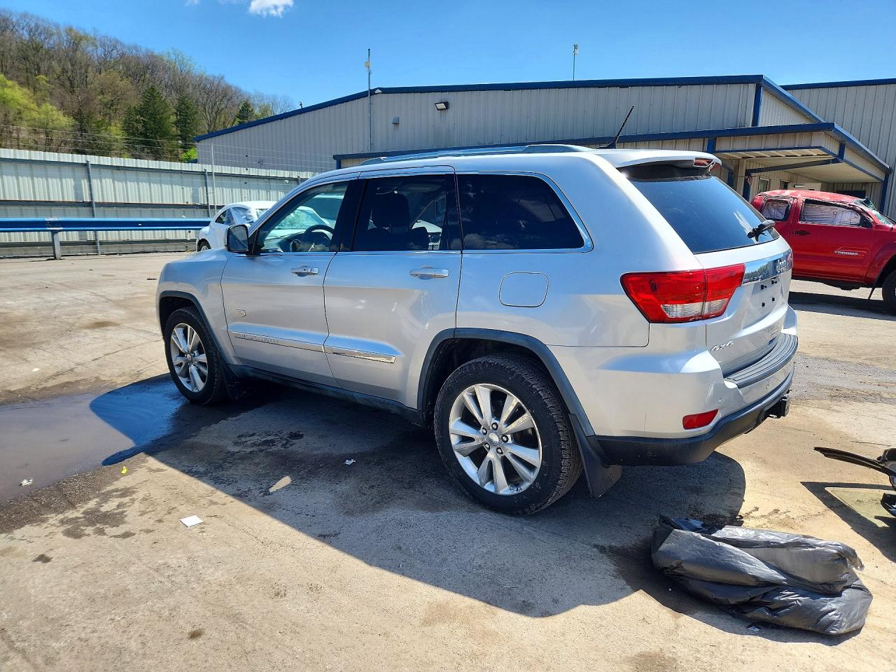 2011 JEEP GRAND CHEROKEE LAREDO photo 2
