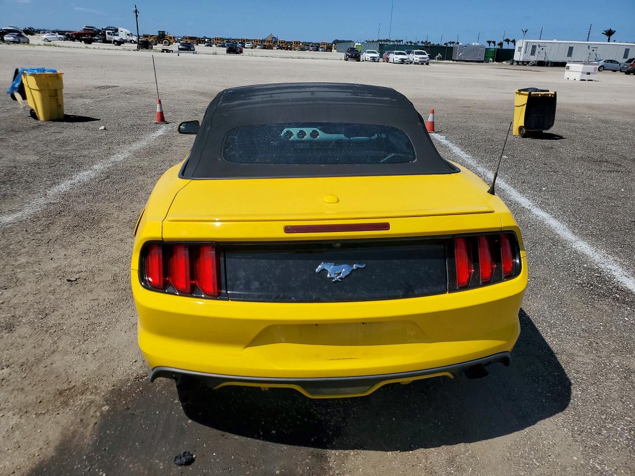 2017 FORD MUSTANG photo 16