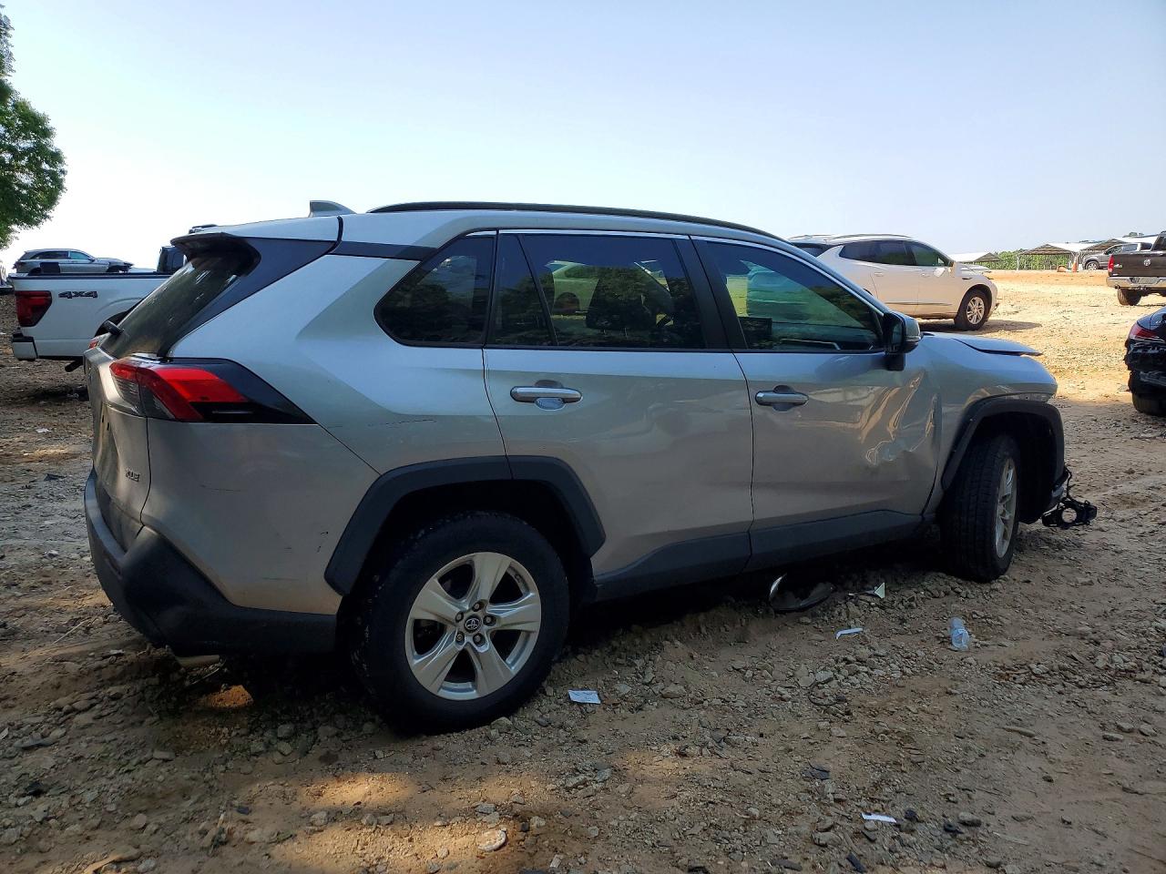 2019 TOYOTA RAV4 XLE photo 5