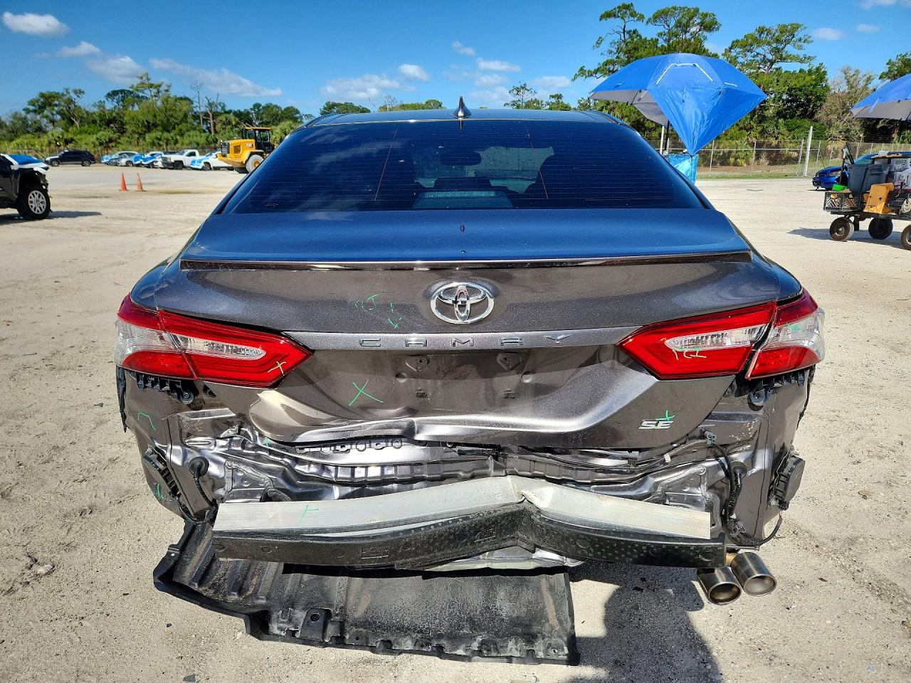 2019 TOYOTA CAMRY SE photo 11