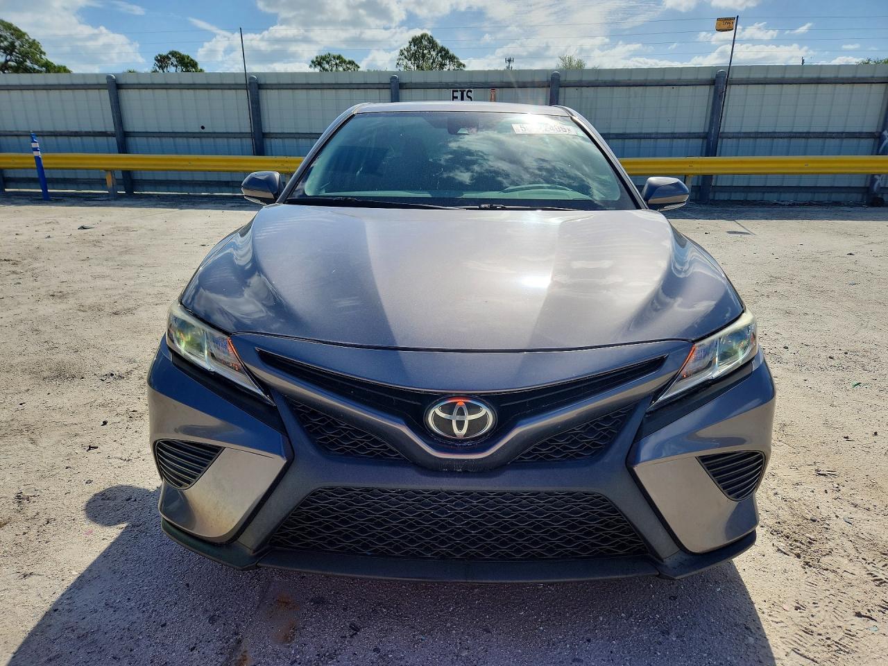 2019 TOYOTA CAMRY SE photo 9