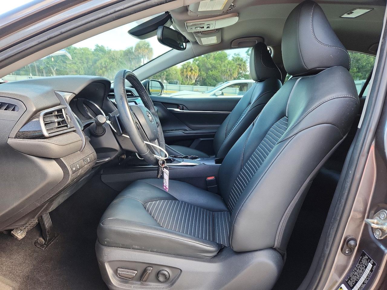 2019 TOYOTA CAMRY SE photo 13