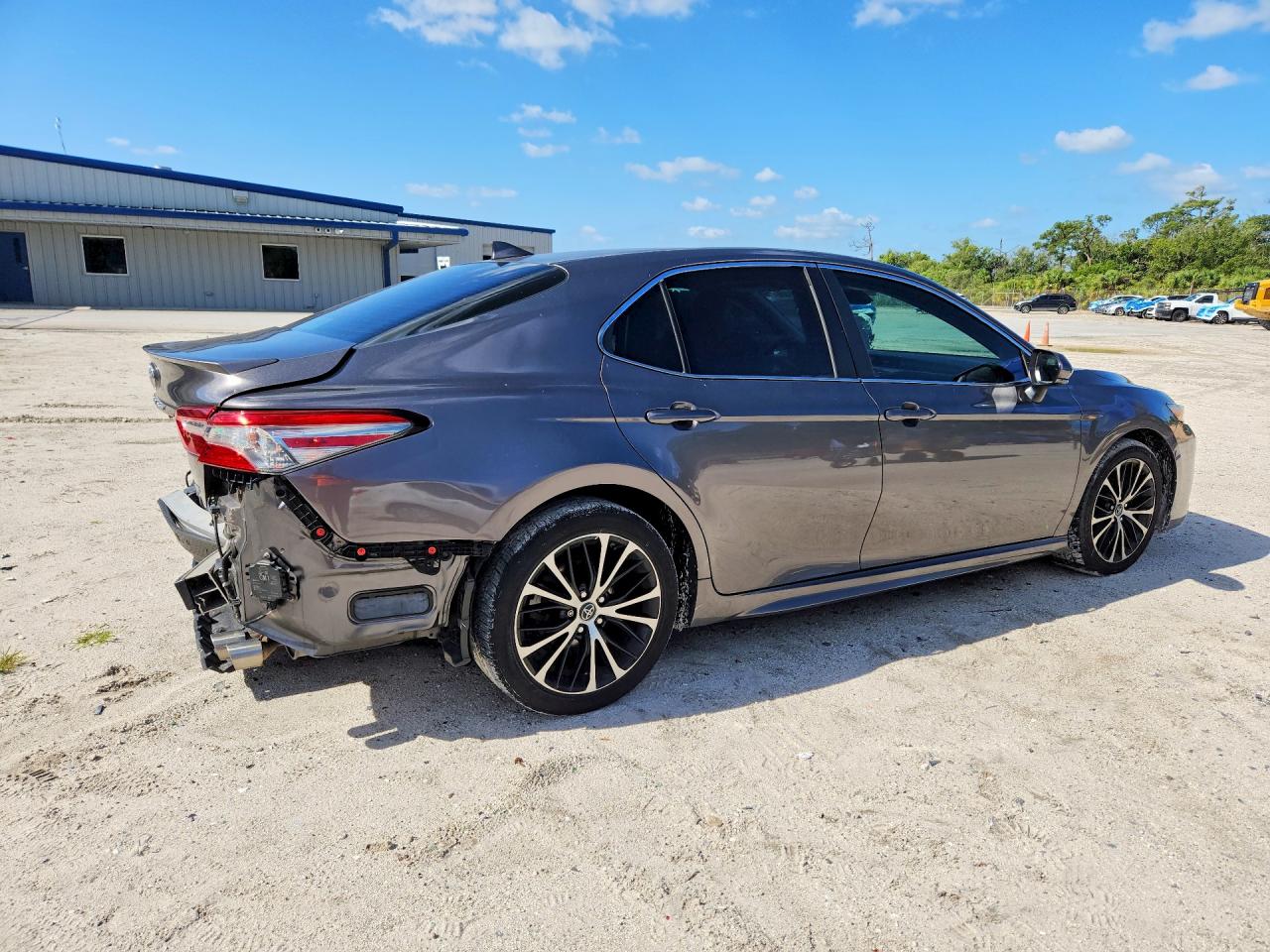 2019 TOYOTA CAMRY SE photo 5