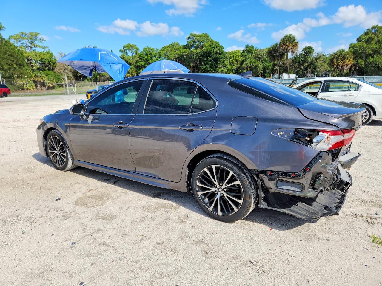 2019 TOYOTA CAMRY SE photo 3