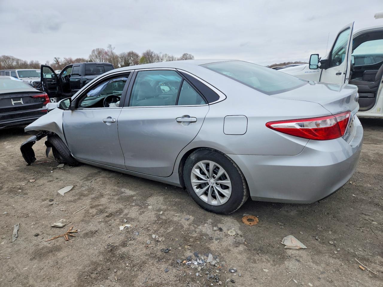 2017 TOYOTA CAMRY LE photo 3