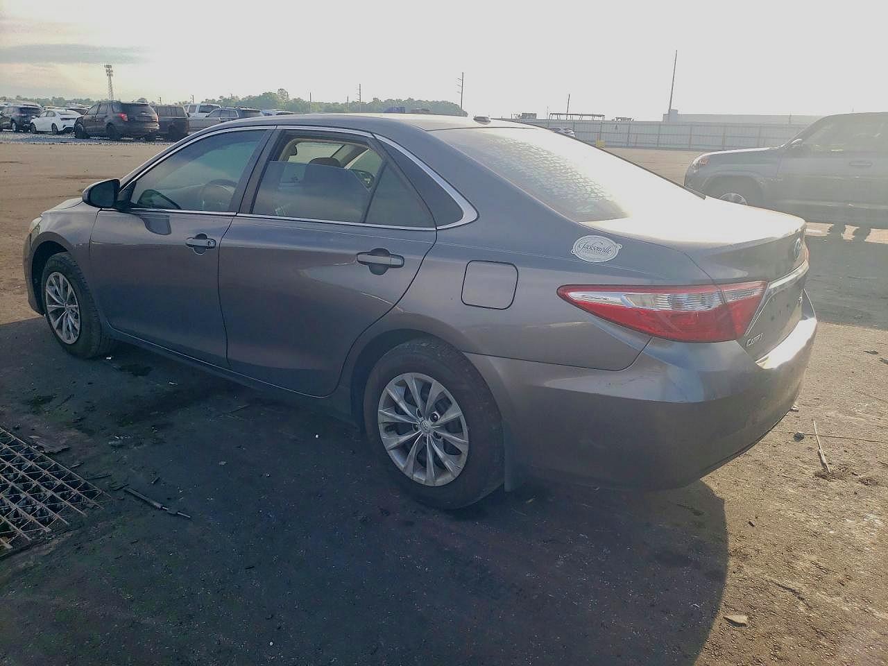 2016 TOYOTA CAMRY LE photo 3